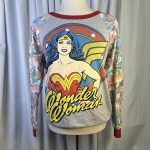 Wonder Woman Sweater Womens Gray Red Pullover Sweatshirt Retro Medium Girl Power